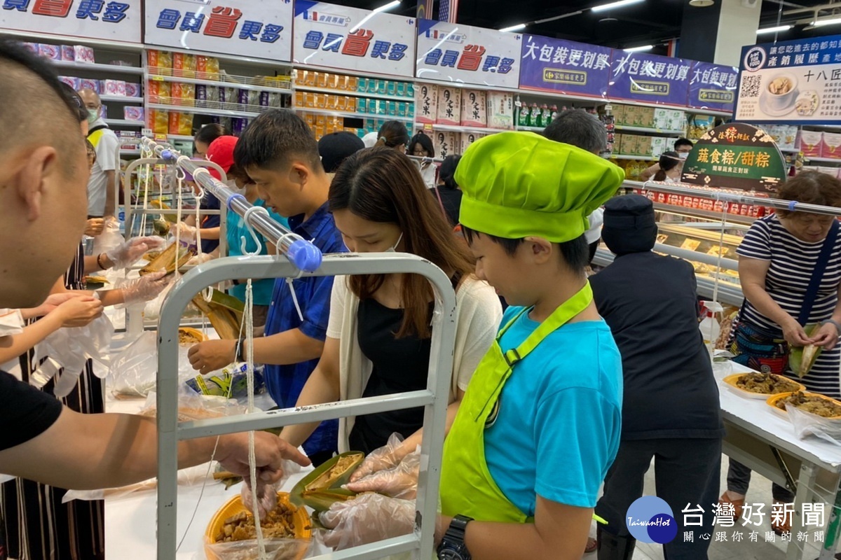 家樂福桃園經國店舉辦粽子發表會,現場還有包粽子體驗活動。