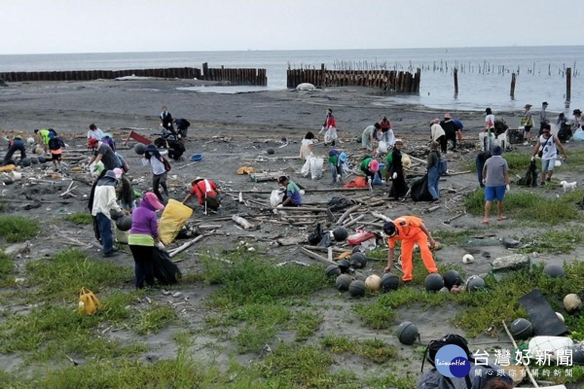 海巡署第四岸巡隊配合重新思考教育學會辦理「進攻塑膠微粒淨灘大作戰」，共同推動守護海洋環境、永續海洋資源。