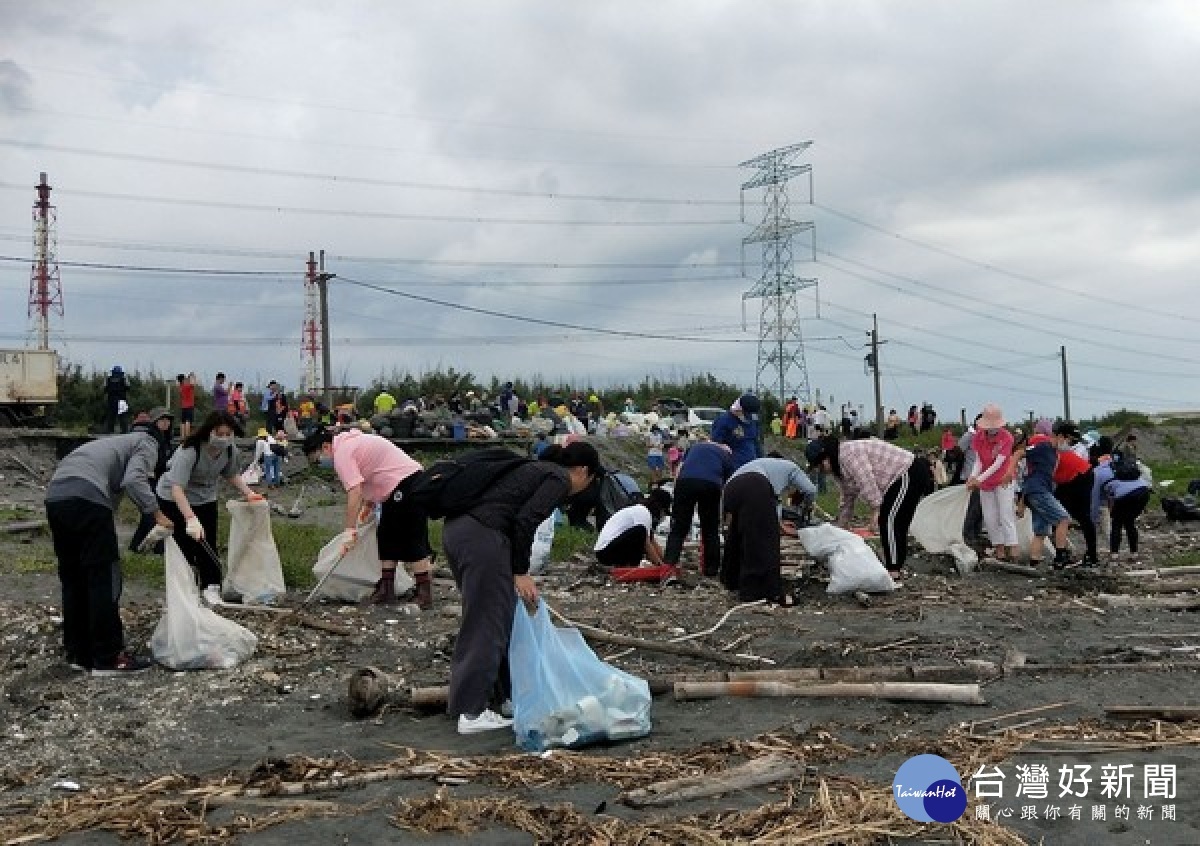 海巡署第四岸巡隊配合重新思考教育學會辦理「進攻塑膠微粒淨灘大作戰」，共同推動守護海洋環境、永續海洋資源。