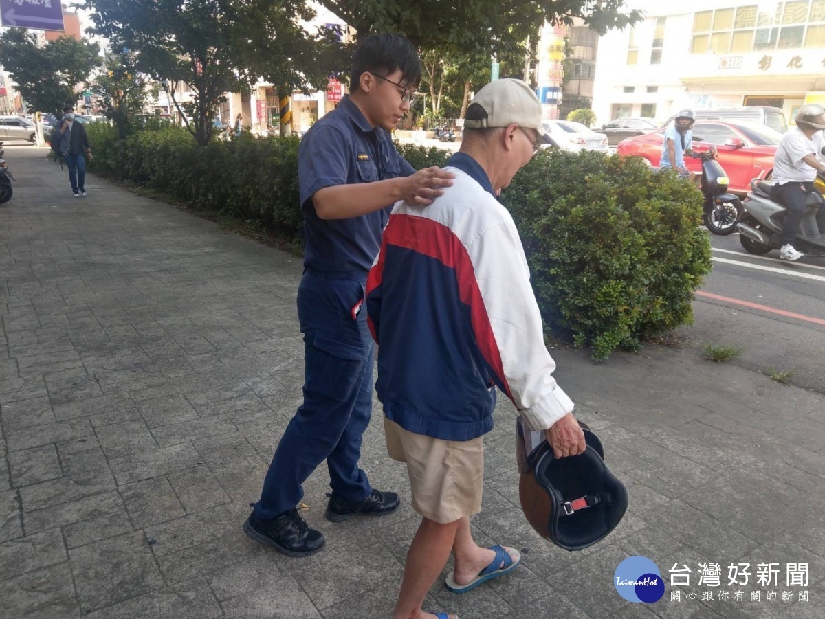 失智老翁失蹤迷途,警調閱監視器助返家