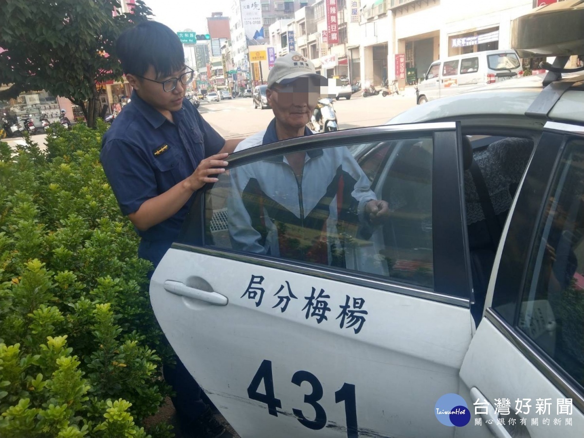 失智老翁失蹤迷途,警調閱監視器助返家