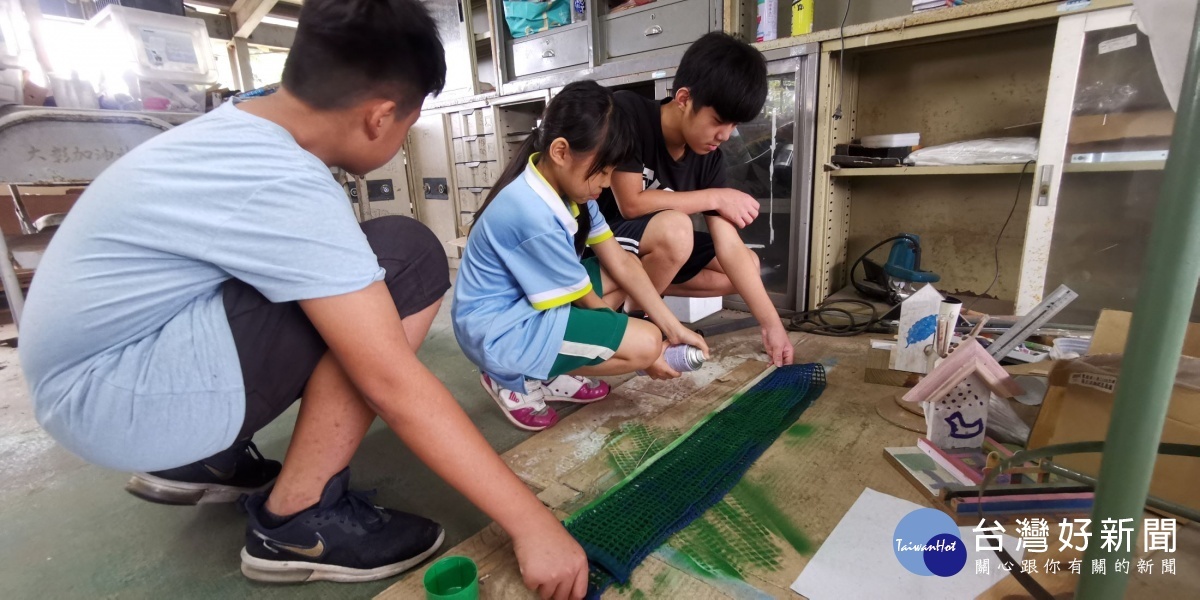 芬園同安國小學生利用廢棄的桌球網,噴上綠色漆,裝飾成叢林氛圍。