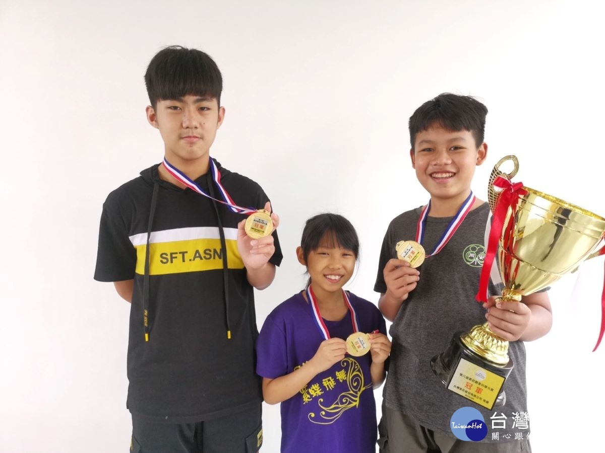 同安夢想家團隊學生,左起張震茂、中蔡珮涵、右蔡富揚。