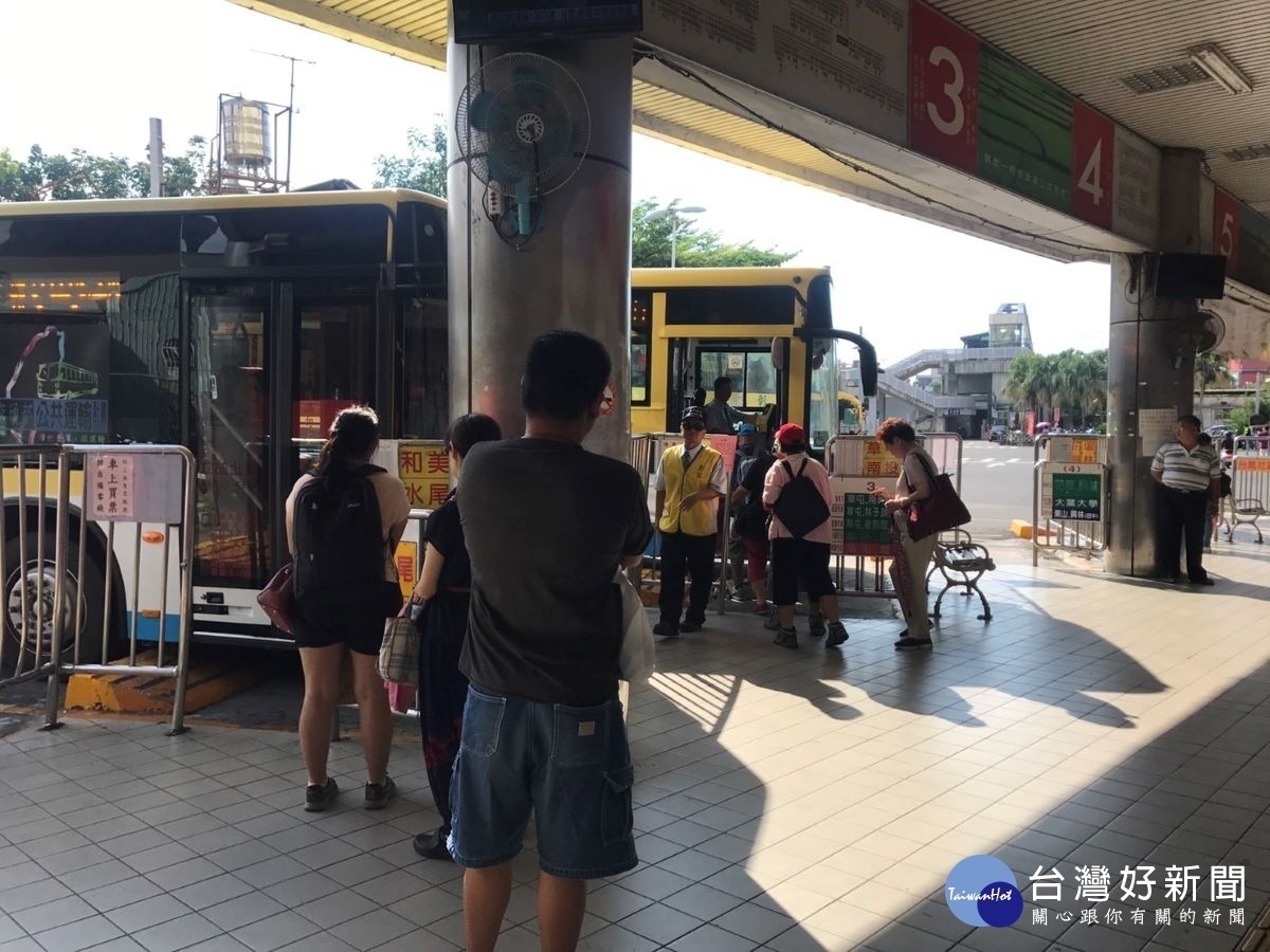 民眾排隊搭車。圖/彰化監理站提供