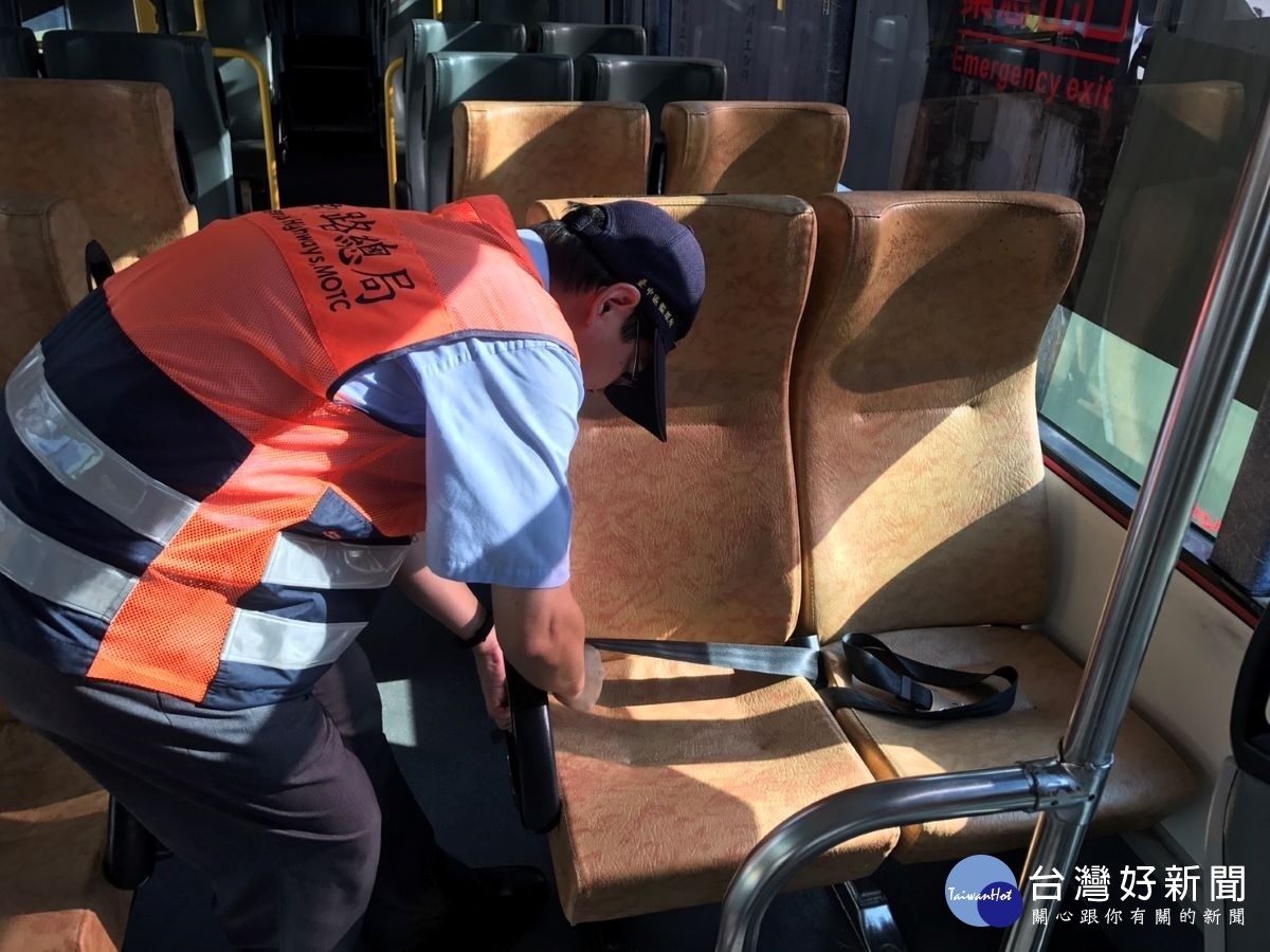 稽查人員檢查安全帶正常使用。圖/彰化監理站提供