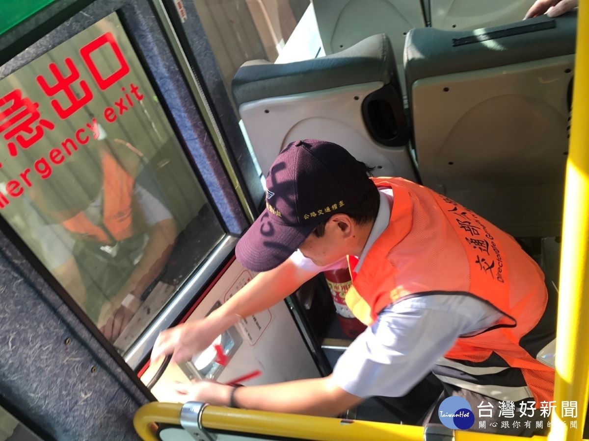 稽查人員檢查緊急出口。圖/彰化監理站提供