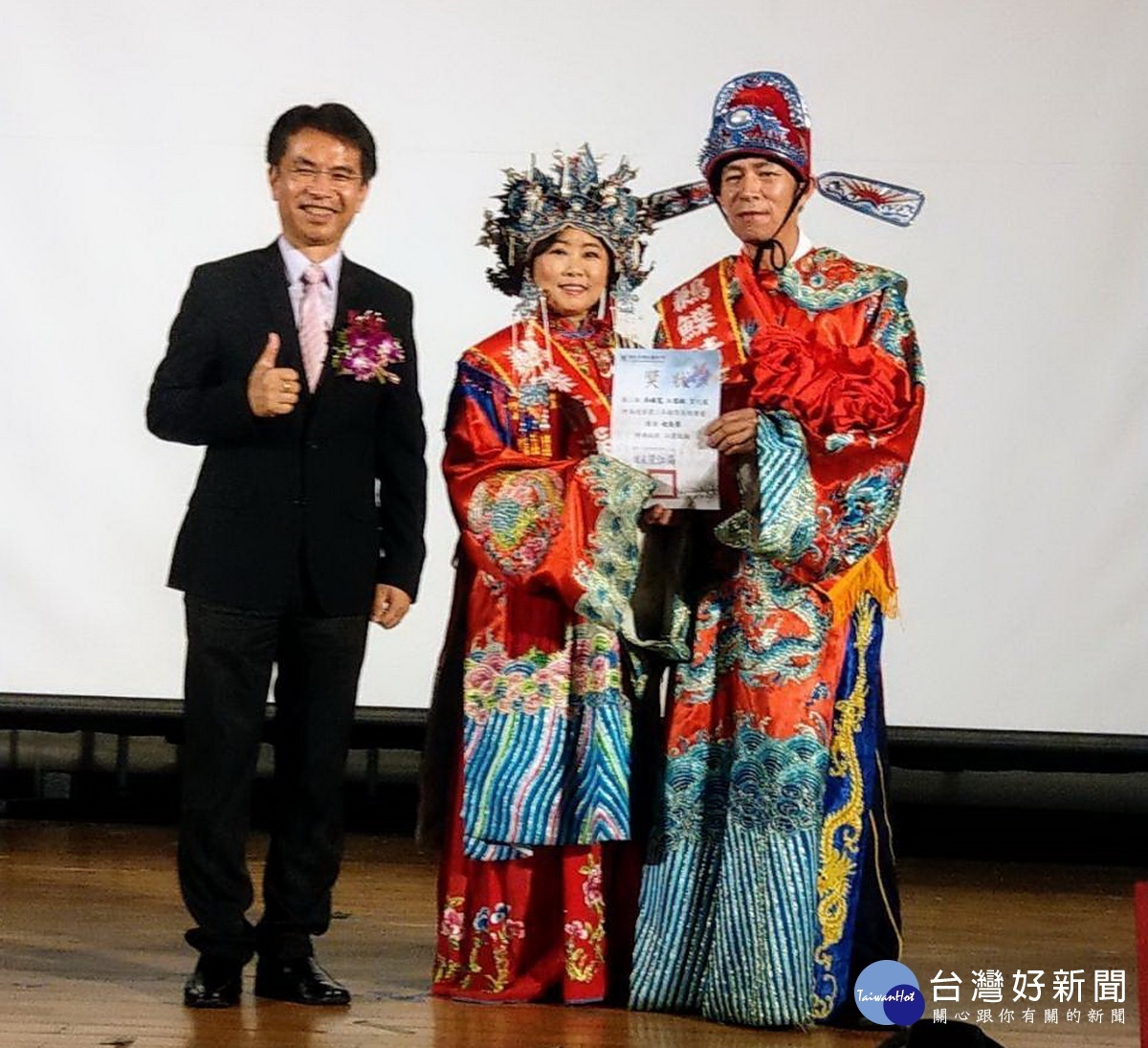 吳錫寬陪新住民夫人江雪銀取得畢業證書，深情可感。