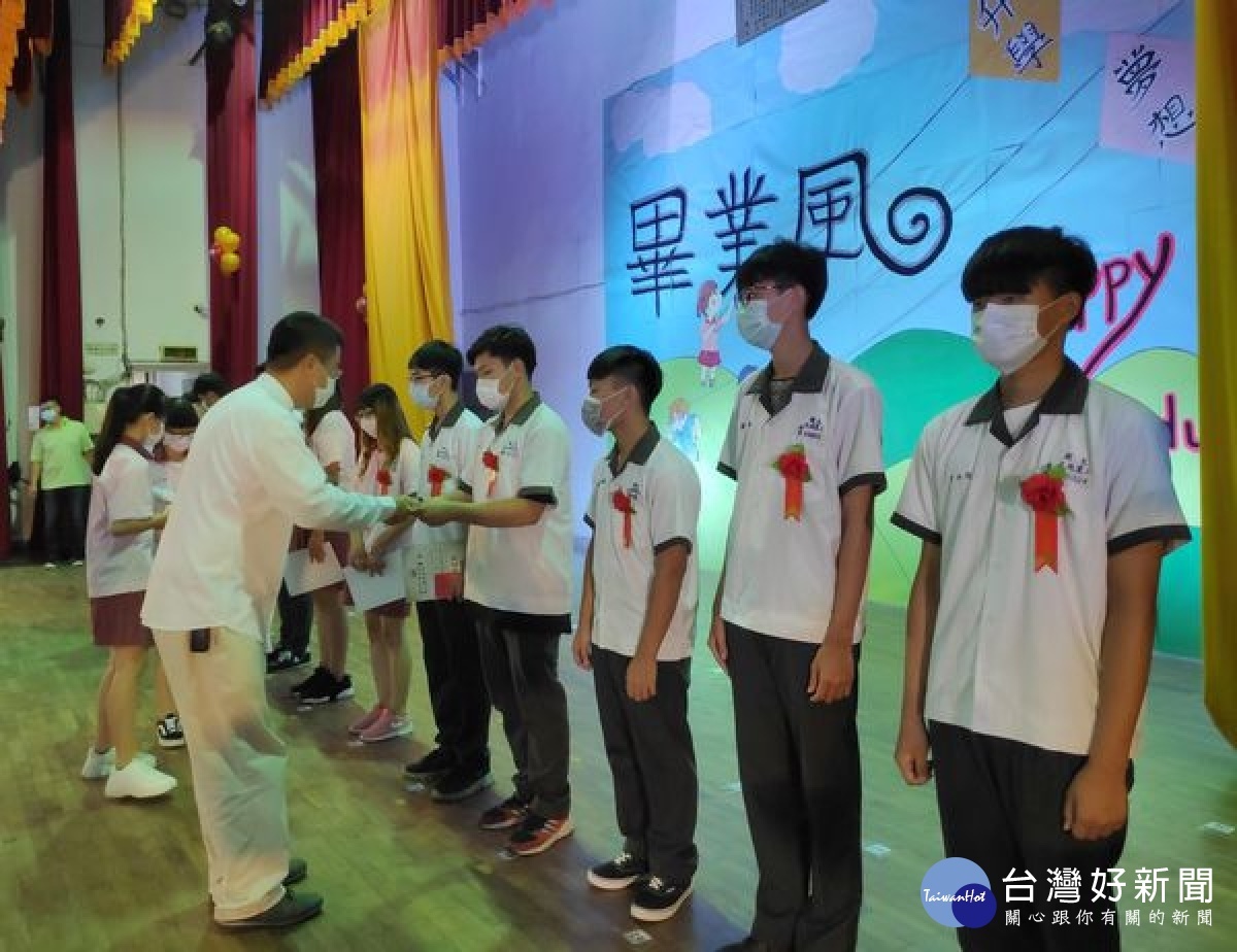 北港農工以「風箏」為主題舉行108學年度畢業典禮,為即將在升學、就業、追求實現人生夢想的道路上而努力的畢業同學們,獻上最誠摯的祝福。