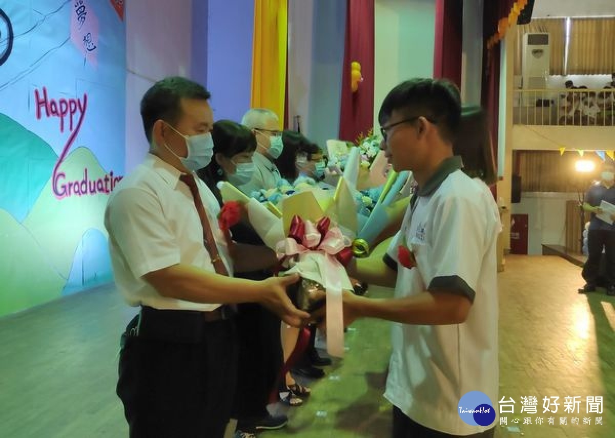 北港農工以「風箏」為主題舉行108學年度畢業典禮,為即將在升學、就業、追求實現人生夢想的道路上而努力的畢業同學們,獻上最誠摯的祝福。