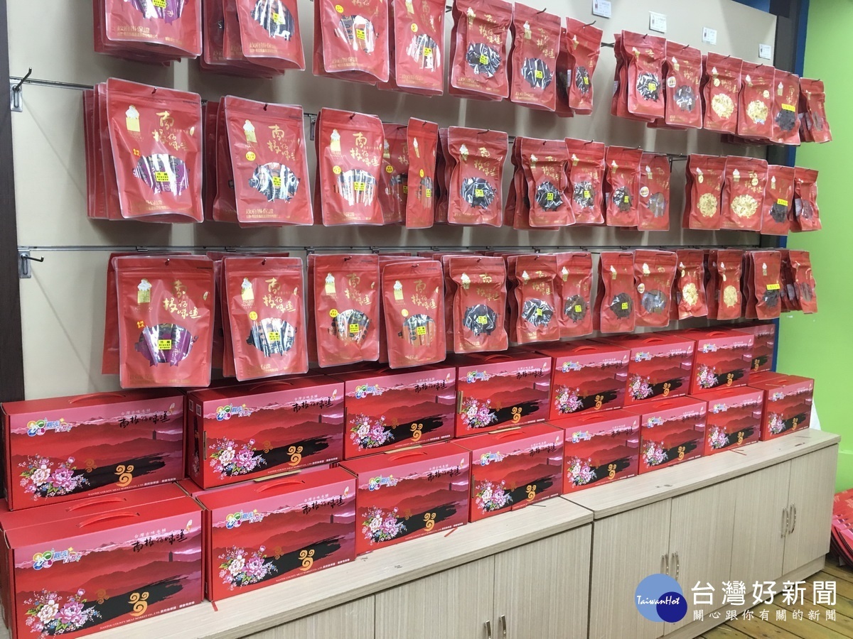 南投縣農產公司端節有優惠。(記者扶小萍攝)