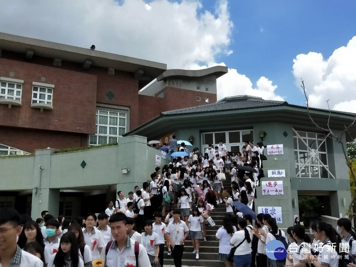 溪高第20屆畢業典禮 「重返時光 尋覓希望」充滿感恩惜福氛圍