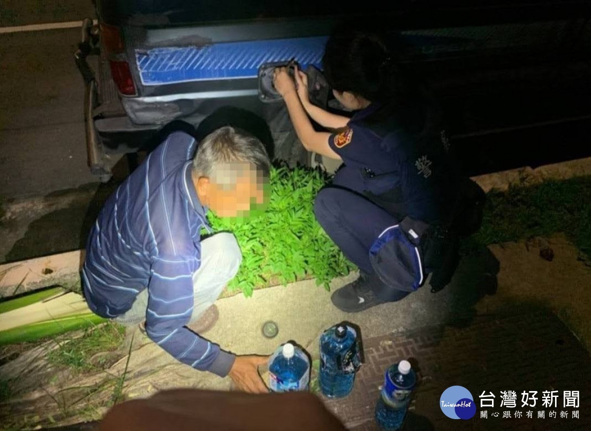 失業男欲返鄉車卻沒油拋錨,暖警自掏腰包協助解圍。