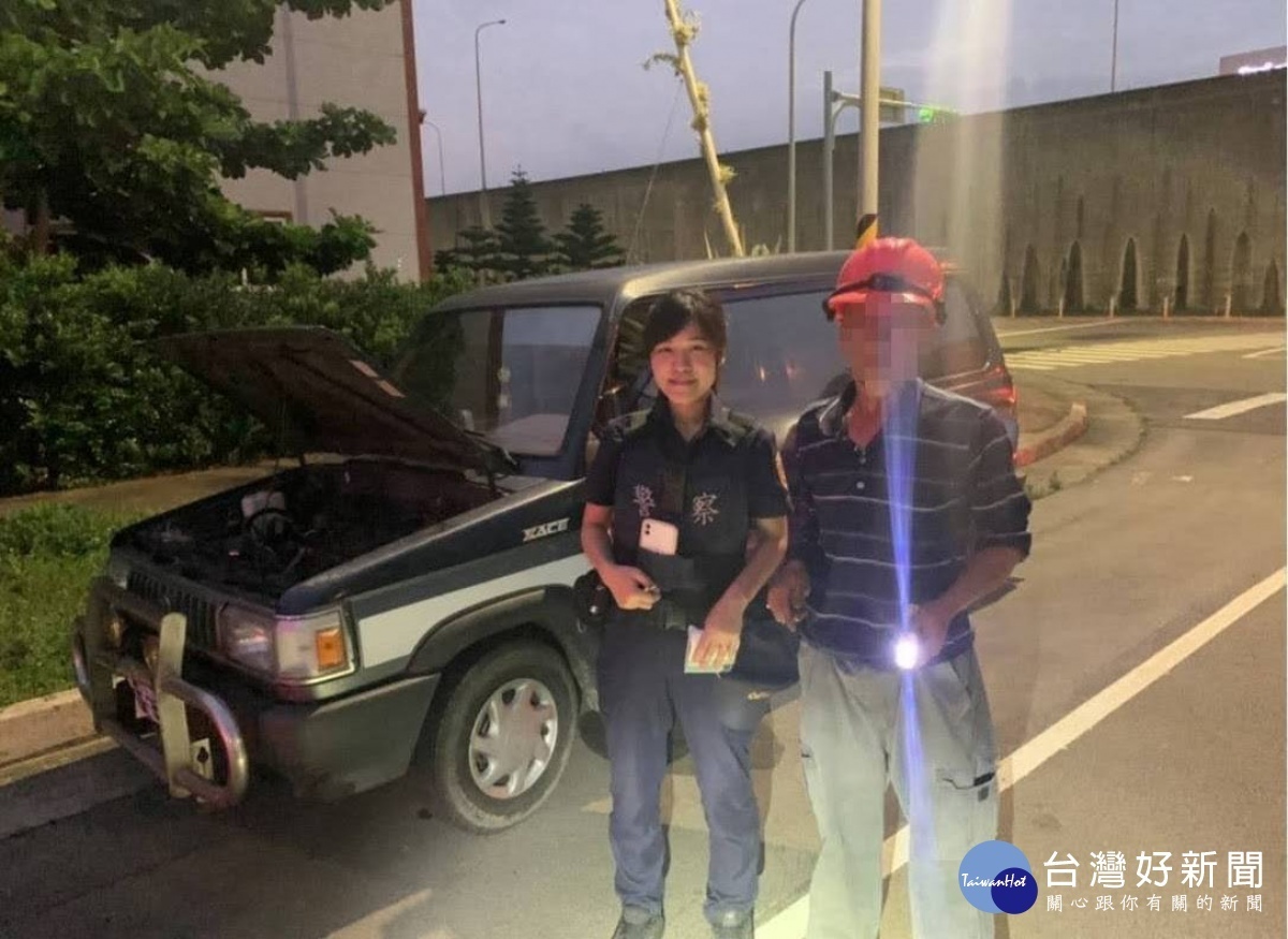 失業男欲返鄉車卻沒油拋錨,暖警自掏腰包協助解圍。