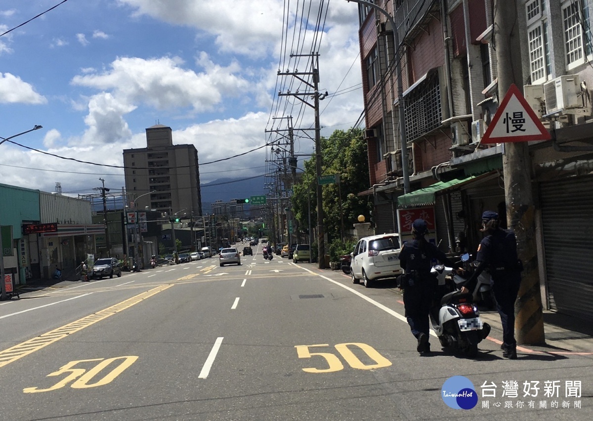 高齡老婦機車拋錨佇路中，暖心女警揮汗推車助返家。