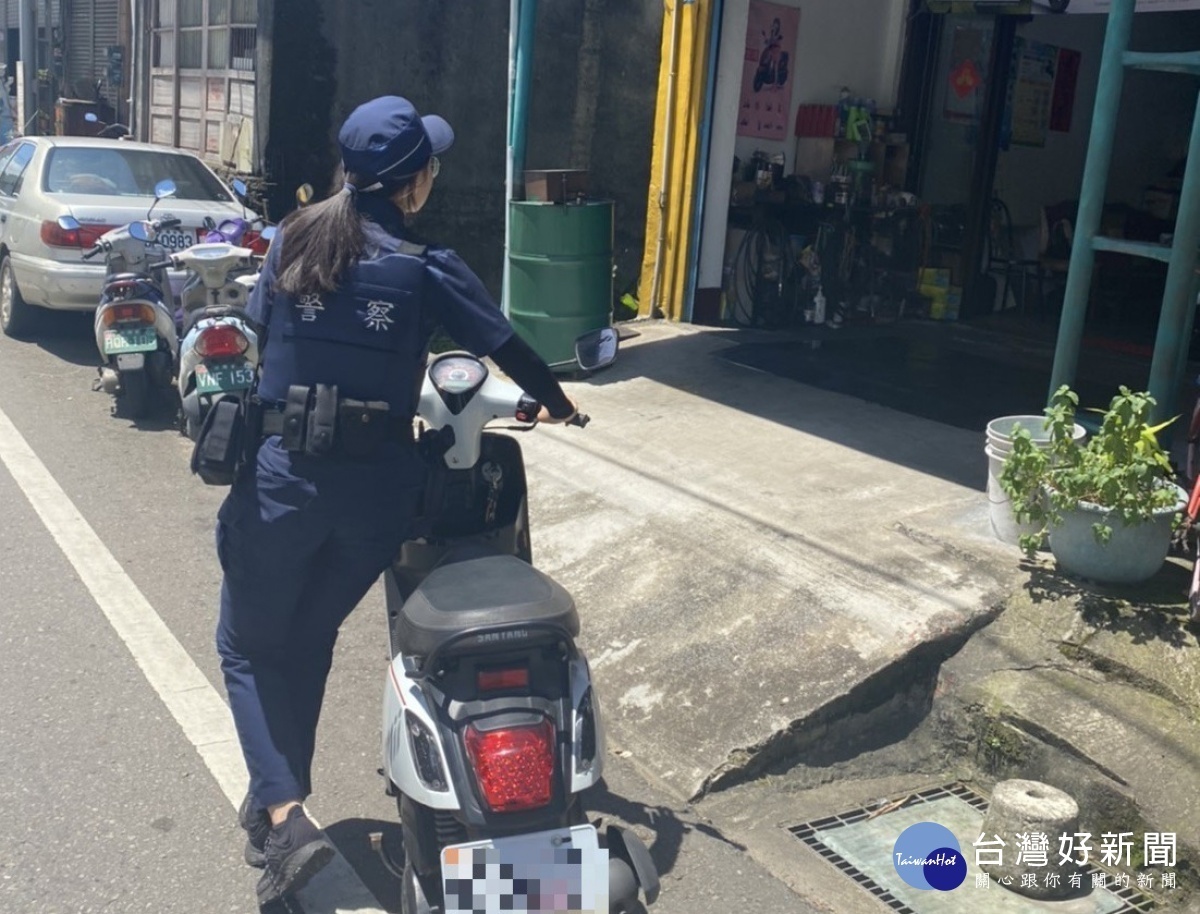 高齡老婦機車拋錨佇路中,暖心女警揮汗推車助返家。