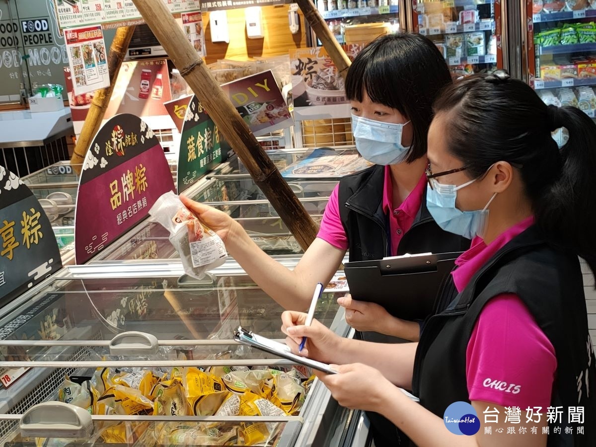 彰化縣衛生局針對大賣場端午節相關食品稽查。圖/記者鄧富珍攝