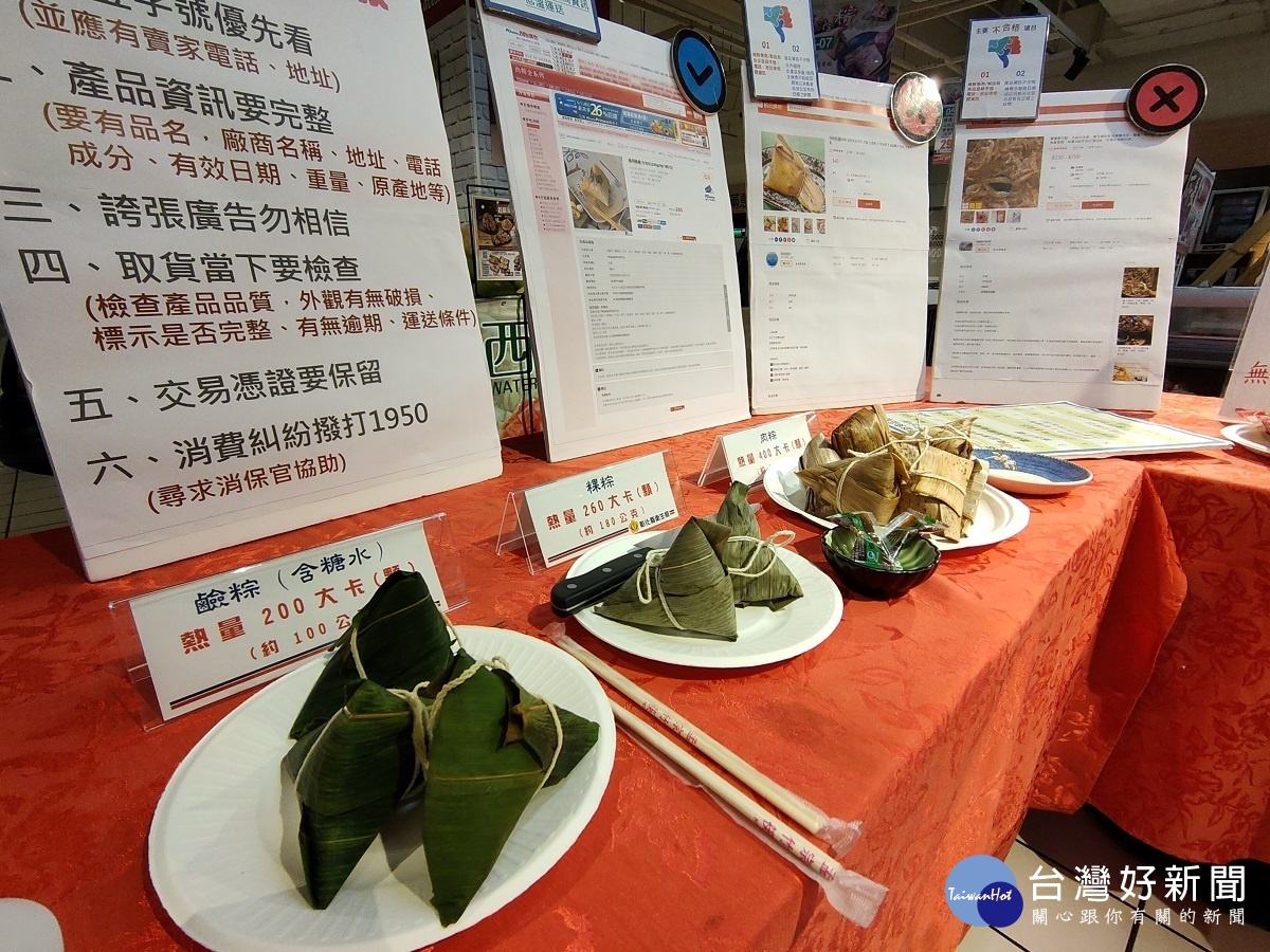 同時提醒,粽子原料糯米,不易消化,含油量高且纖維量不足,1顆肉粽約含1-2碗飯的熱量,自製肉粽可以五穀雜糧取代部分糯米,添加香菇、筍子,增加纖維含量;以瘦肉、豆干丁、栗子等取代肥豬肉、鹹蛋黃,減少含油量攝取,並減少醬油膏、甜辣醬等高鈉淋醬的使用,以維護健康。圖/記者鄧富珍攝
