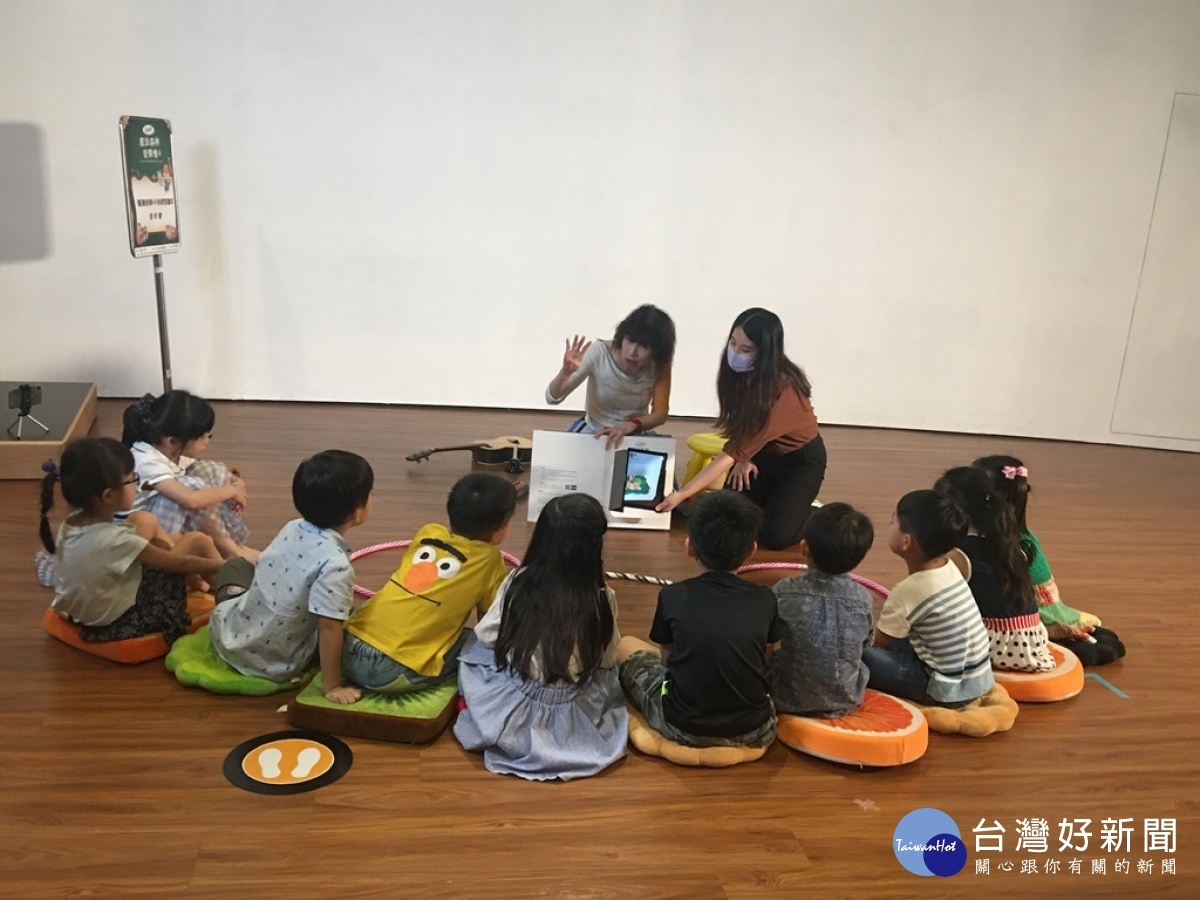 朝陽科大附設幼兒園小朋友在老師帶領下，嘗鮮體驗兼具聲音及影像跟繪本的《出發吧，魔法森林音樂會！》教學。（圖/記者林重鎣攝）