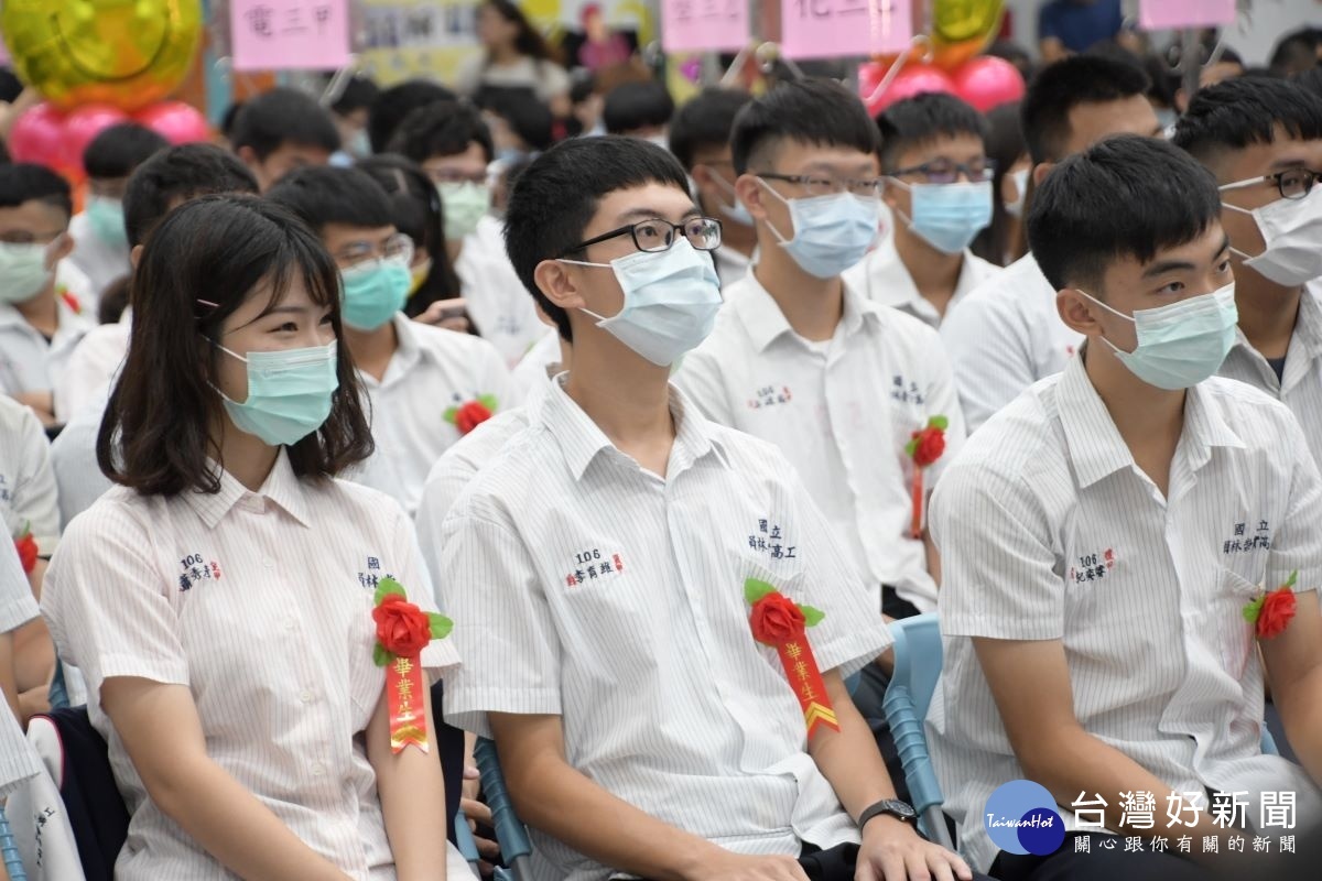 員林崇實高工李育維統測成績榮登全國榜首(中)。