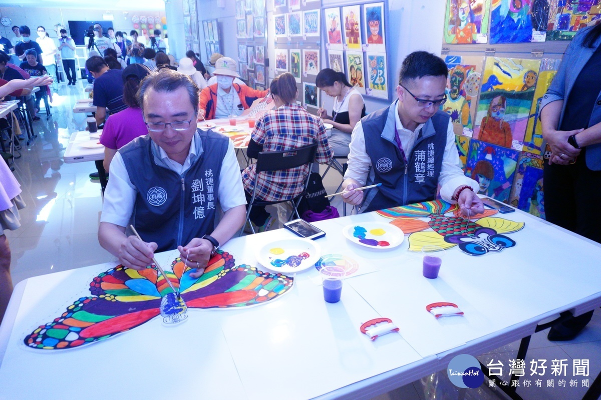 桃捷公司董事長劉坤億、總經理蒲鶴章在「跟著桃捷一起去旅行」首發踩線團活動中進行風箏彩繪。