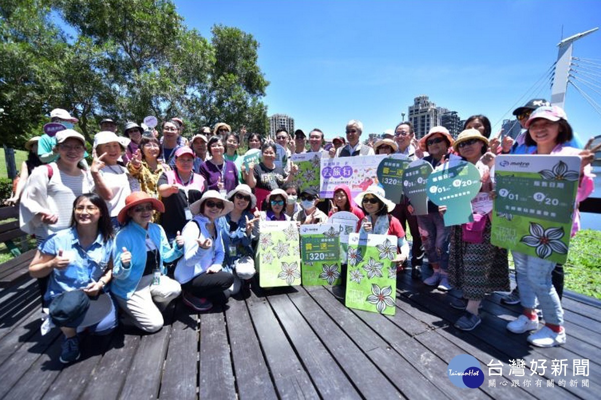 桃園市副市長李憲明與桃捷志工朋友們一起參加「跟著桃捷一起去旅行」首發踩線團活動。