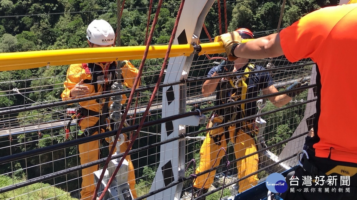 南投消防局第三大隊在雙龍吊橋預為演練救護。