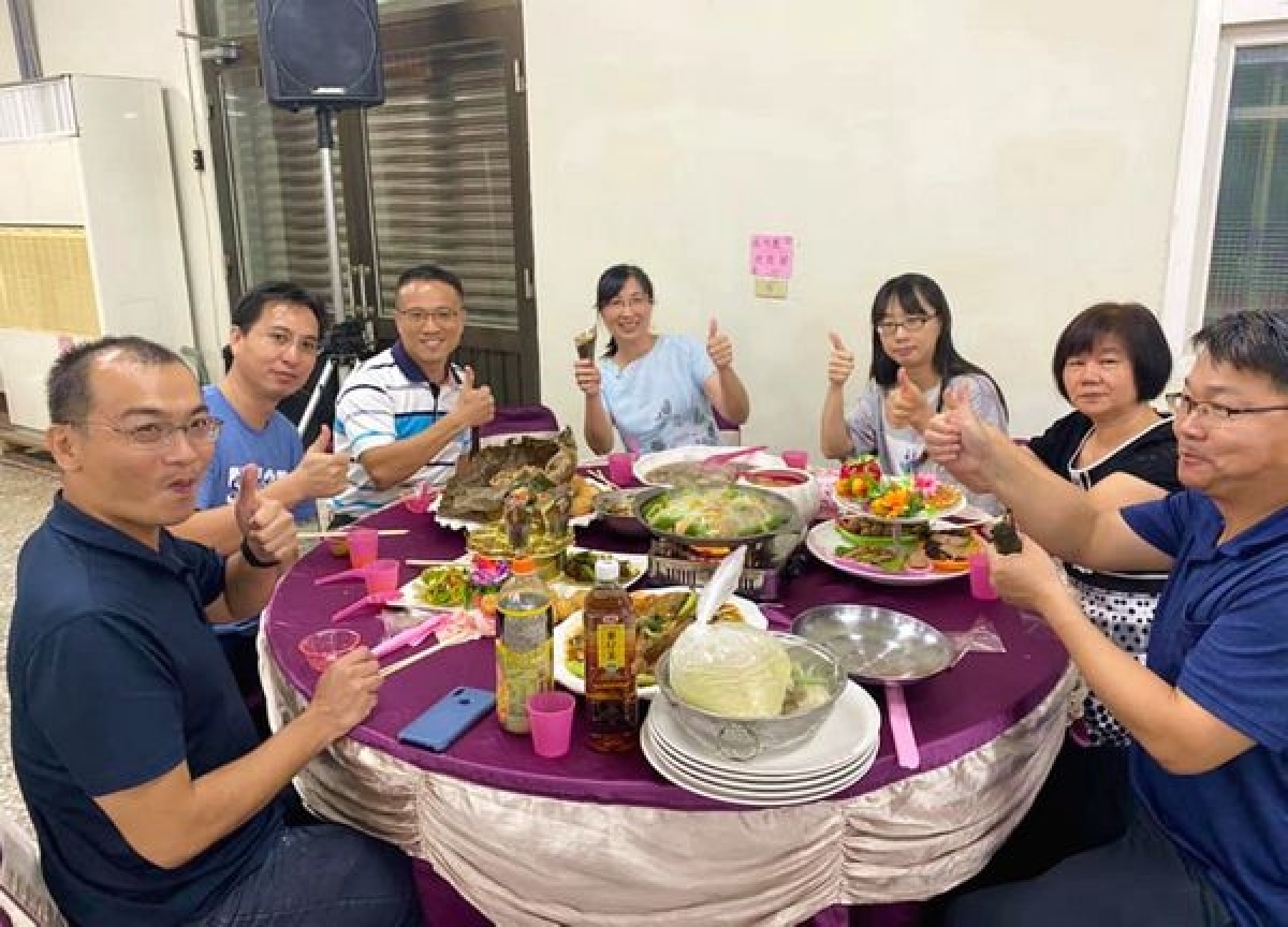 臺西警友辦事處與台塑六輕管理部歡慶警察節，除表揚績效優良員警，亦邀請員警及眷屬餐敘，紓解平日工作緊張的壓力。