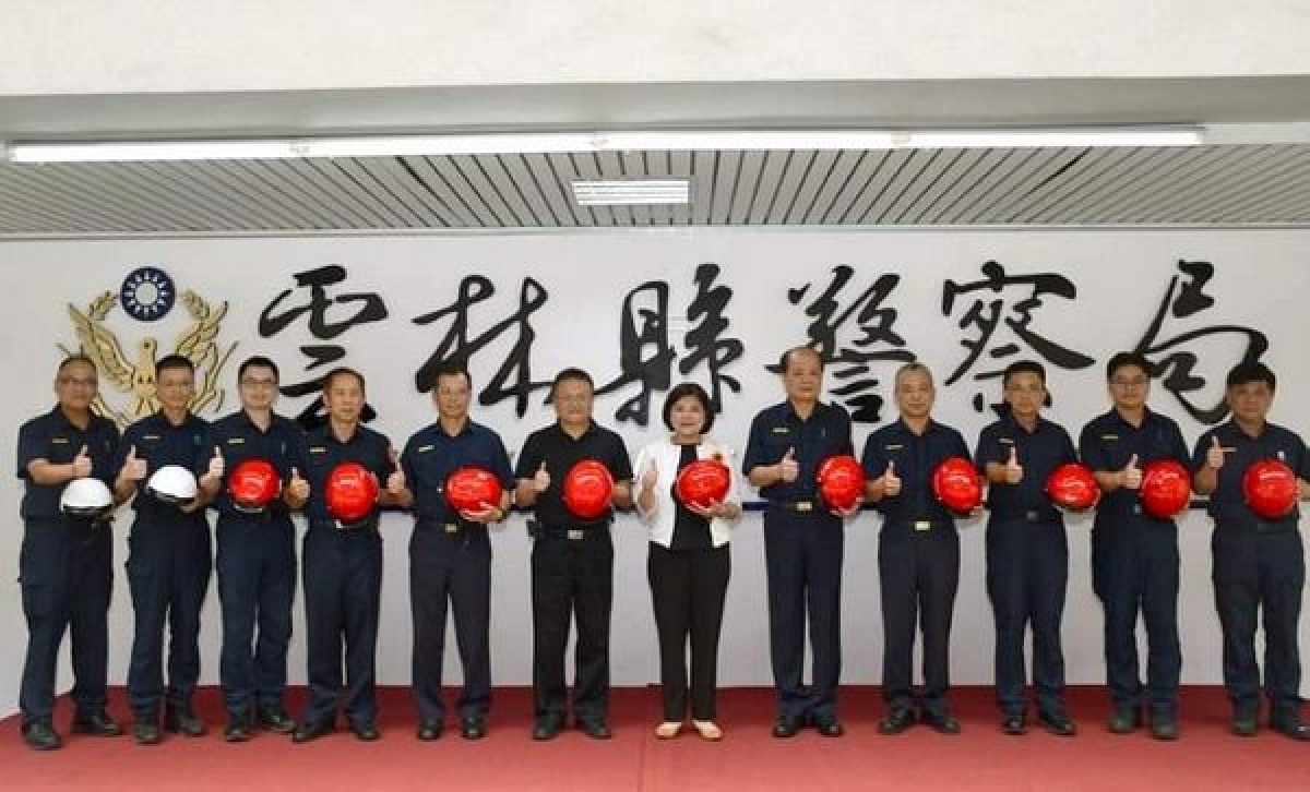 雲林縣警察局慶祝109年警察節，除舉辦安全帽捐贈儀式，亦表揚模範警察、資深績優警察獎章代表人員、刑事鑑識楷模。