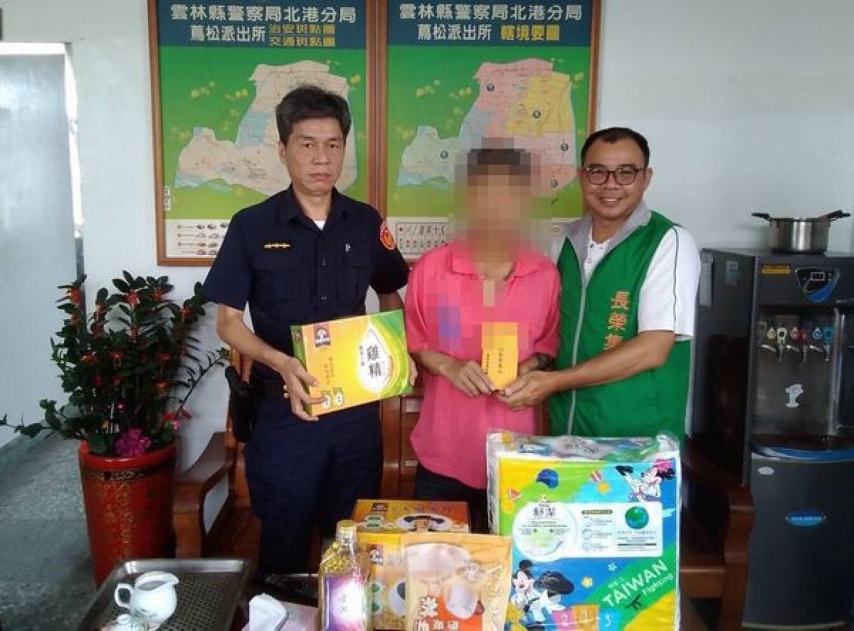 蔦松所警員發現張家的窘境，馬上轉介張榮發基金會急難救助，迅速通過審核，由基金會專員送上急難補助金及物資，暫解其燃眉之急。