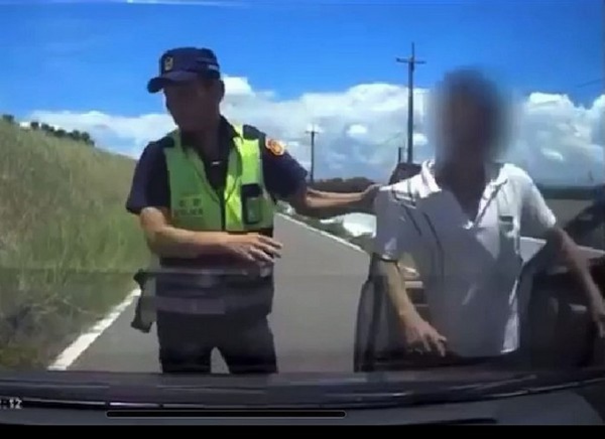 警方獲報出動線上10部警車攔阻,順利將涉嫌搶奪、恐嚇、公共危險等罪嫌的蔡男逮捕,平息一場由車禍衍生的風波。