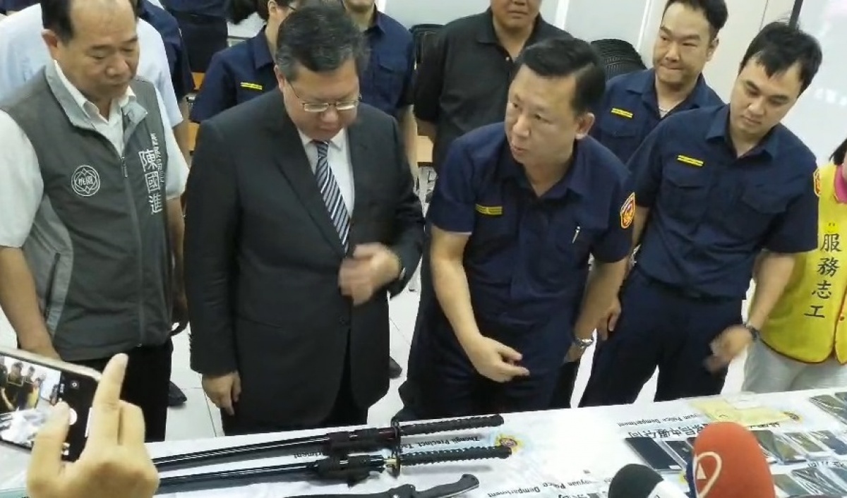 市長鄭文燦蒞臨中壢警分局表揚破案有功人員。