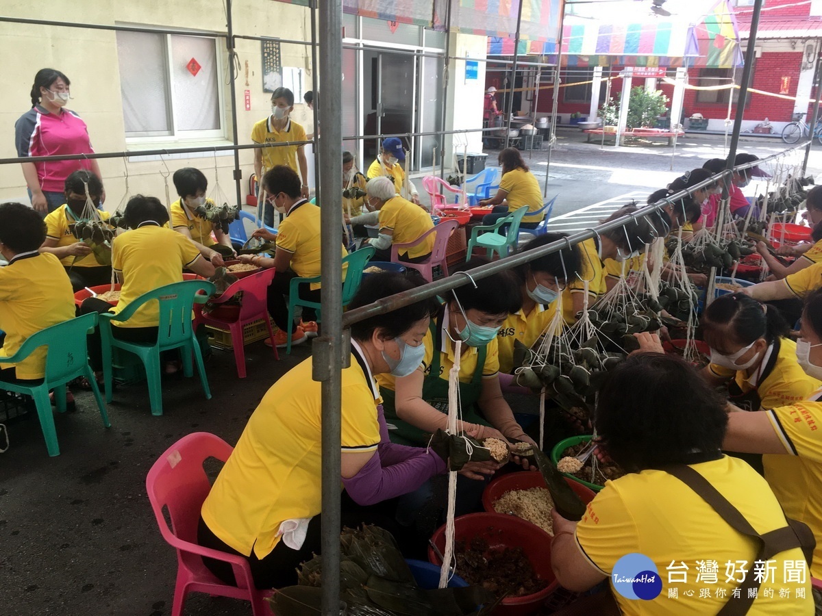 60名志群熱心投入包愛心粽。（記者扶小萍攝）