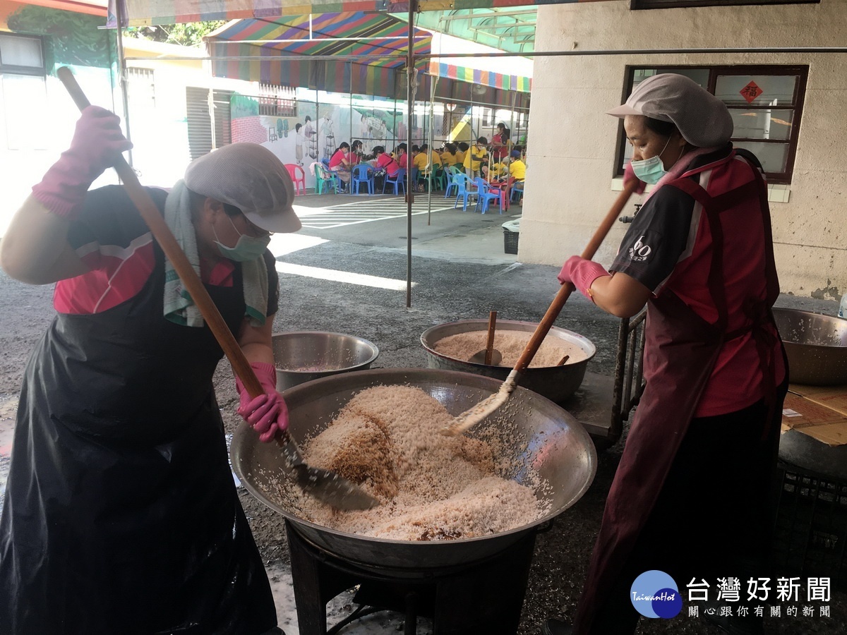 從洗粽葉到備食材都由志工揮汗包辦。（記者扶小萍攝）