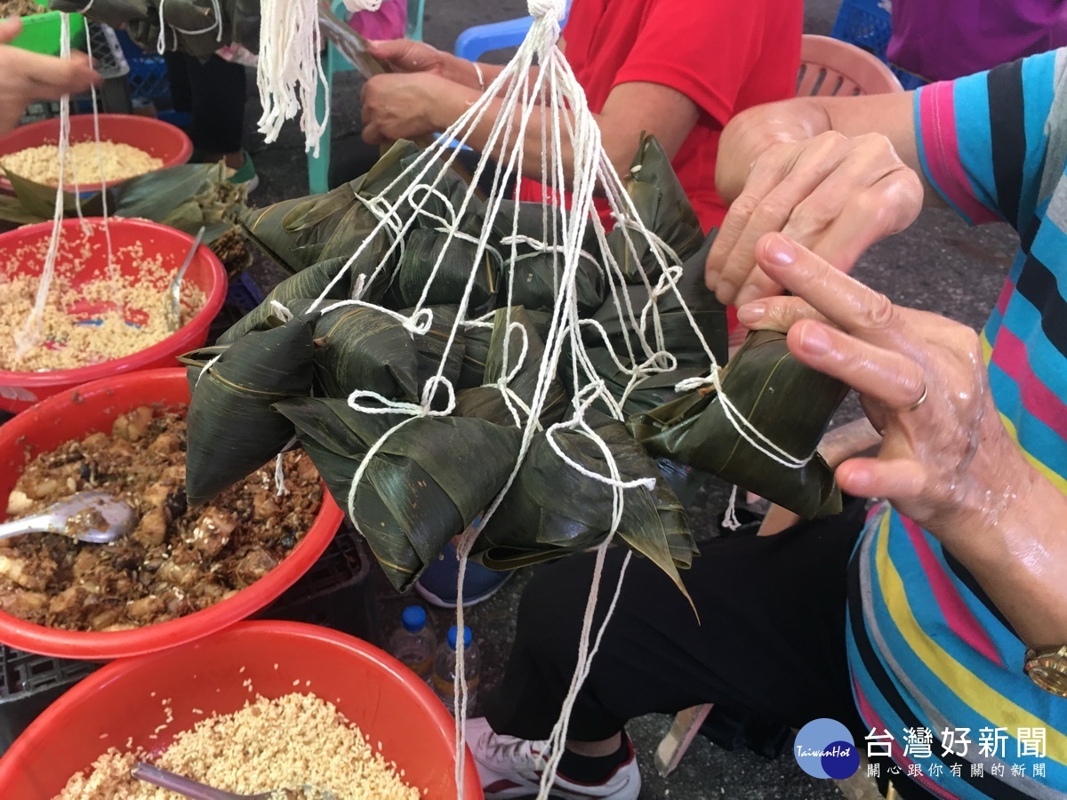 每一顆粽子都有媽媽的味道。（記者扶小萍攝）