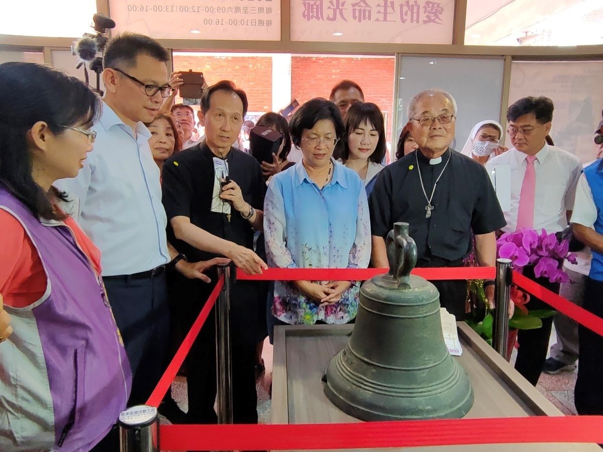 縣長王惠美參觀羅厝天主堂埔心文物歷史館文物。圖/記者鄧富珍攝