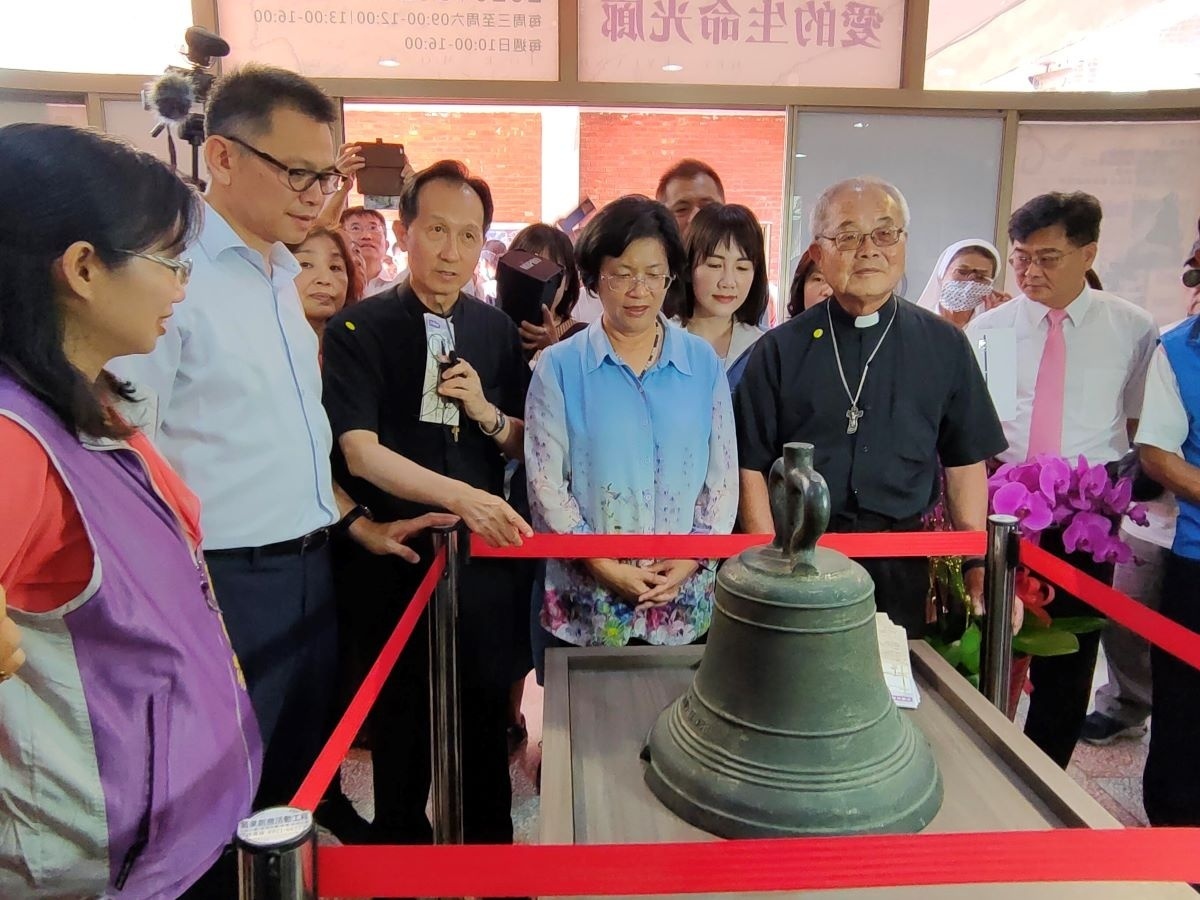 縣長王惠美參觀羅厝天主堂埔心文物歷史館文物。圖／記者鄧富珍攝