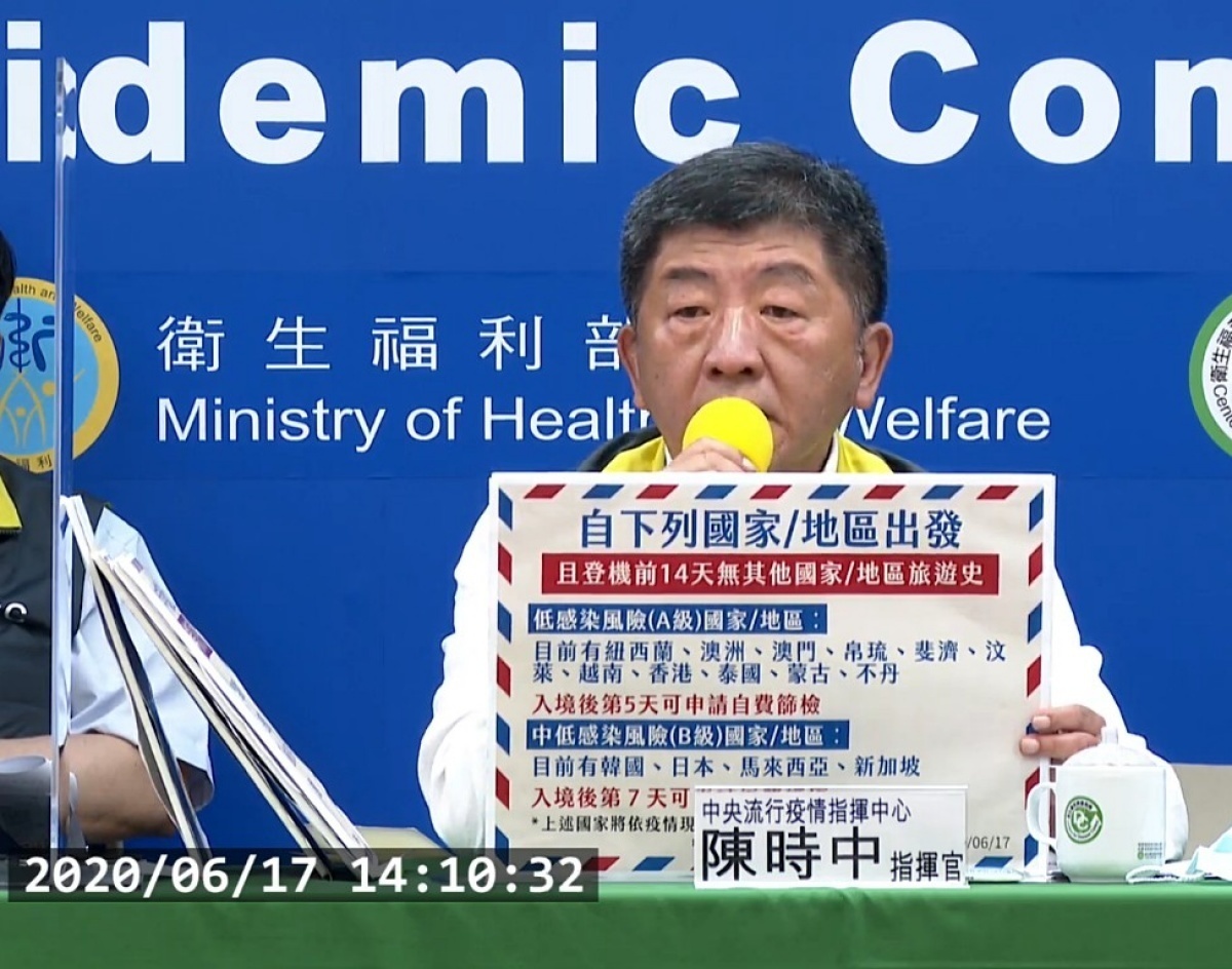 中央流行疫情指揮中心17日宣布,自6月22日(週一)起,凡是自紐西蘭、澳洲、香港、澳門、越南、泰國…等國家/地區的商務人士入境台灣,在看出發地、國籍的原則下,可經由申請、需自費採檢的狀況下,有條件縮短居家檢疫期至5天。(圖/衛福部疾管署YouTube)