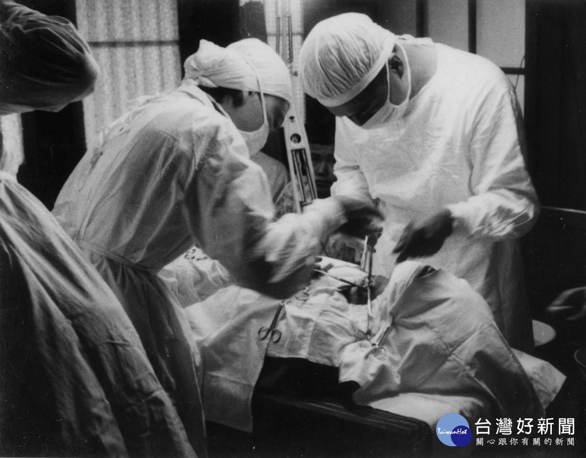 謝緯(右)每週四前往基督教芥菜種會北門免費診所為病患開刀。資料照片/彰基文史博物館提供