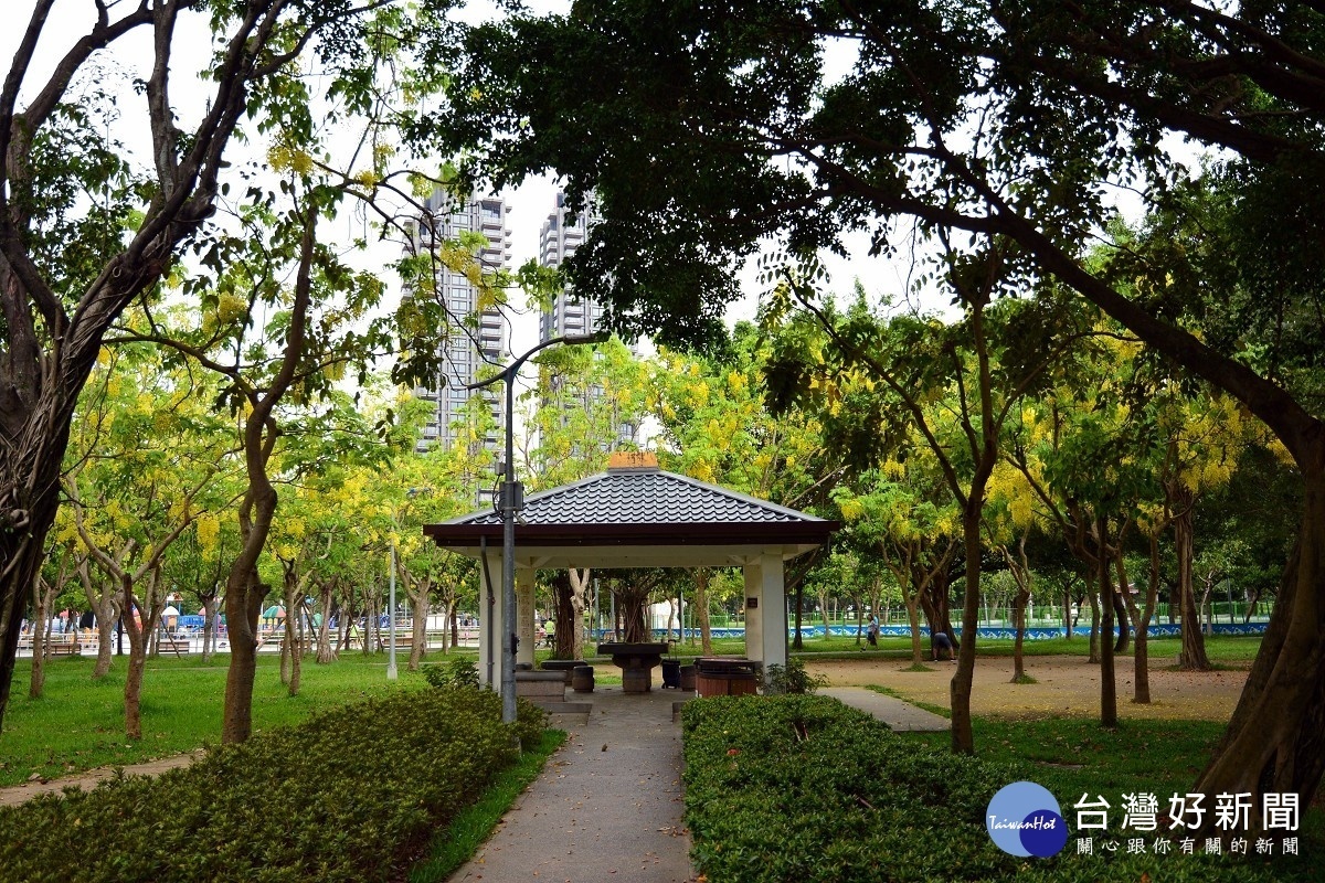 被阿勃勒圍繞的涼亭(圖/台北市公園處提供)