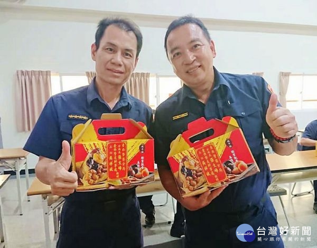 臺西警友辦事處體恤員警於連假仍堅守崗位執勤的辛苦，特由吳祥斌主任送來應節的粽子，表達內心的敬意及感謝。