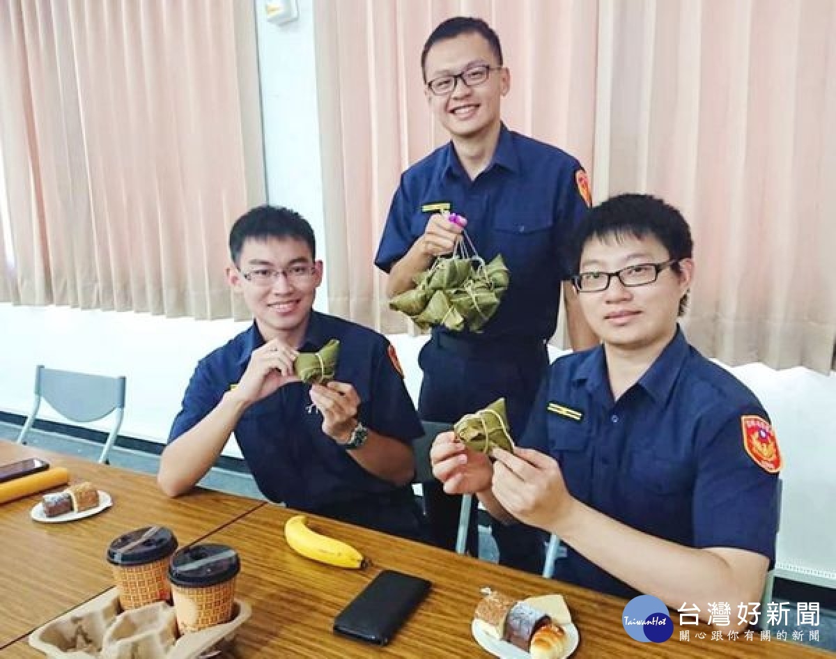 臺西警友辦事處體恤員警於連假仍堅守崗位執勤的辛苦，特由吳祥斌主任送來應節的粽子，表達內心的敬意及感謝。
