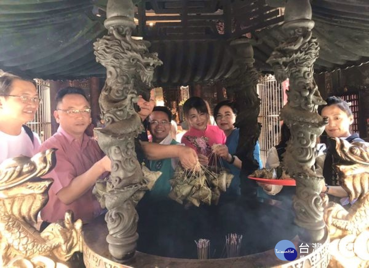 婦幼關懷協會與行政院雲嘉南服務中心及縣議員蔡岳儒等，邀集北港武德宮等慈善團體，包製四千顆財神加持的「平安粽」，分送弱勢家庭歡度佳節。