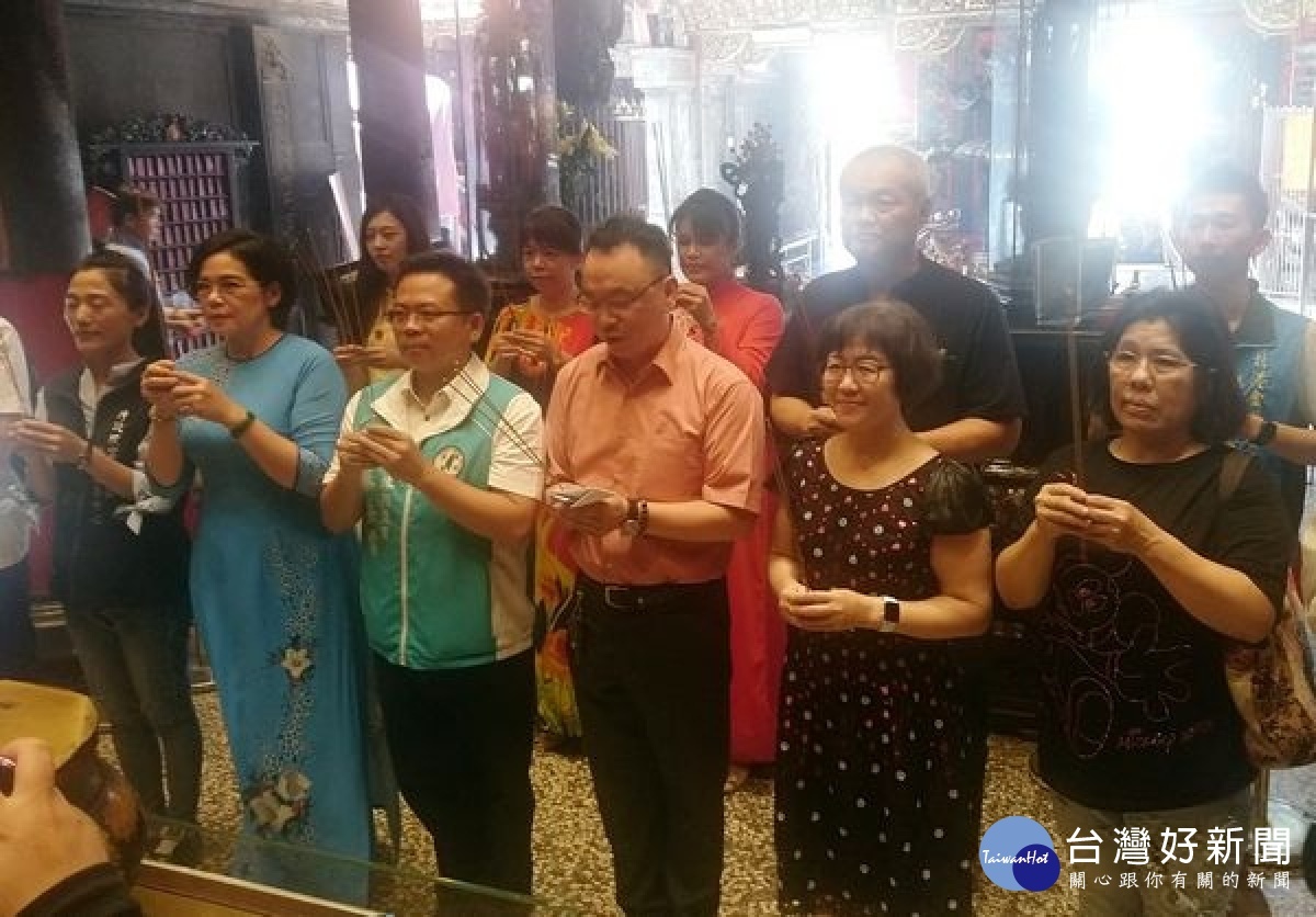 婦幼關懷協會與行政院雲嘉南服務中心及縣議員蔡岳儒等，邀集北港武德宮等慈善團體，包製四千顆財神加持的「平安粽」，分送弱勢家庭歡度佳節。