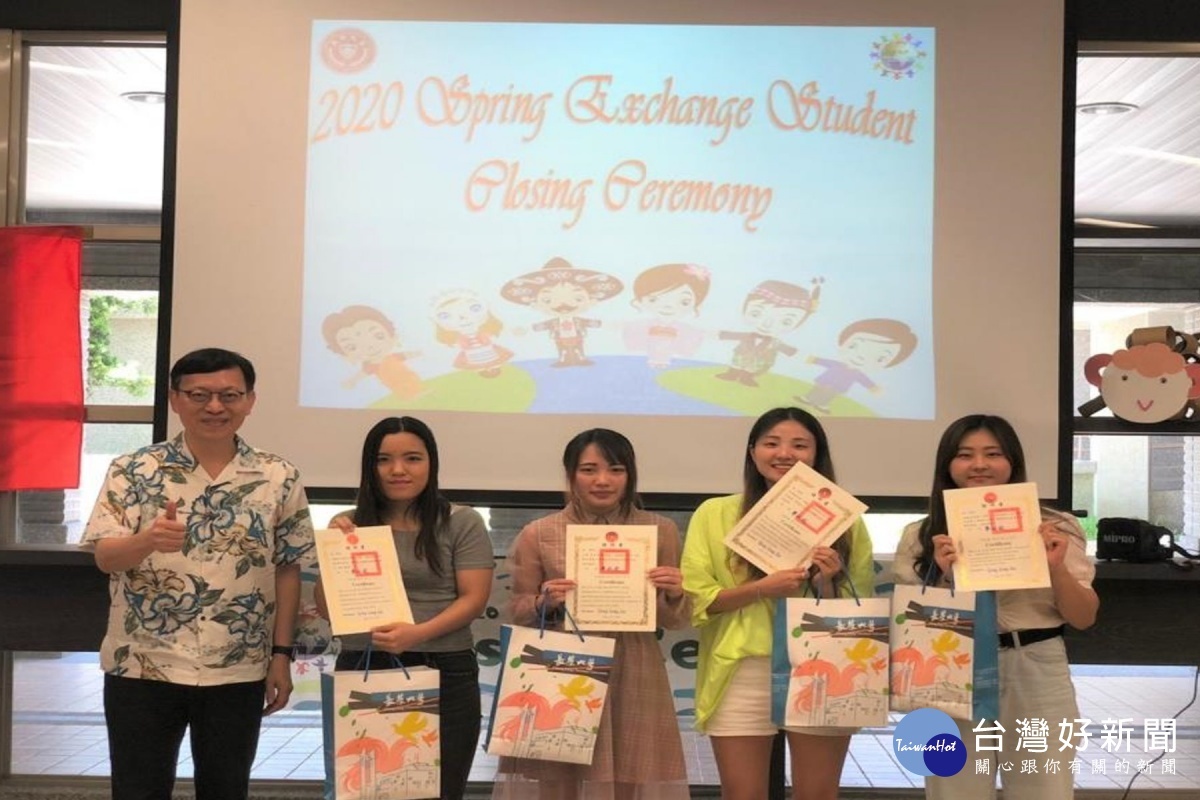 頒發修業證書。
