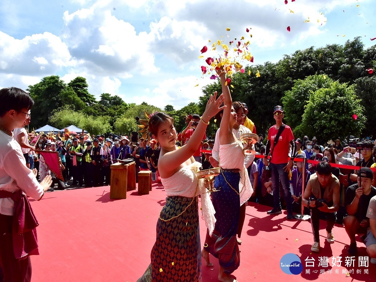 明道學生創意迎大甲媽 外籍同學大跳泰北迎賓舞