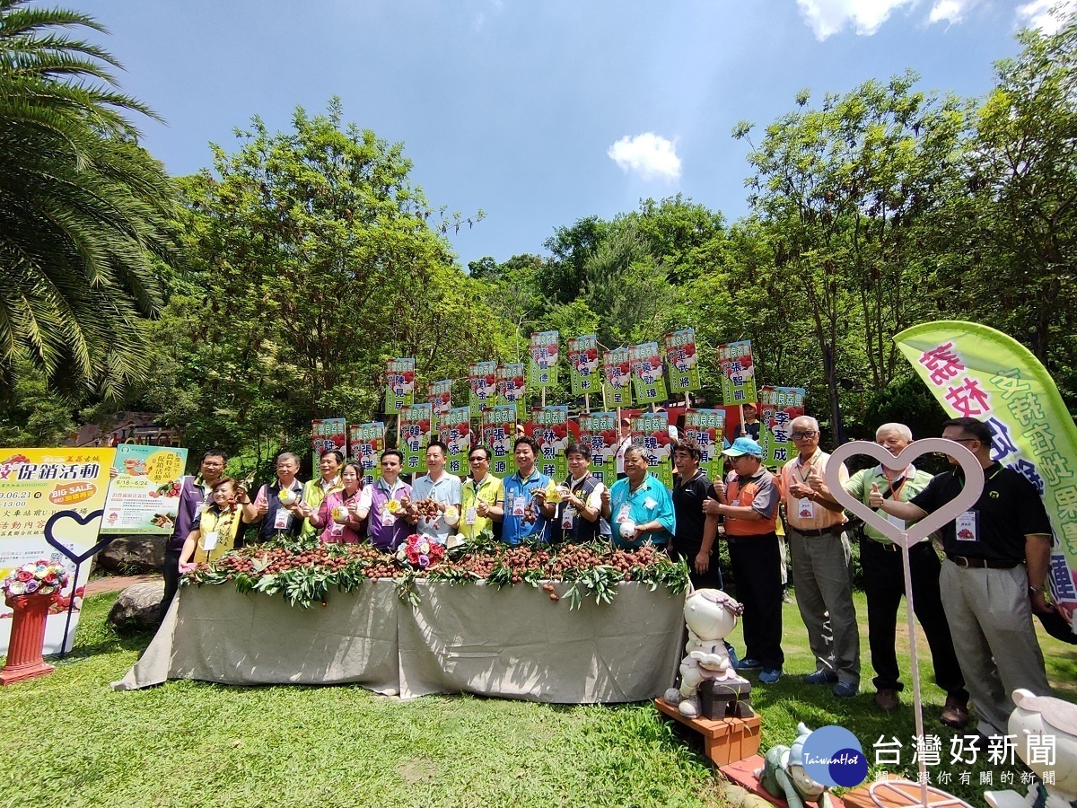 副縣長洪榮章、彰化市長林世賢等人推薦彰化八卦山荔枝,邀請民眾到彰化吃荔枝遊可機古蹟。圖/記者鄧富珍攝