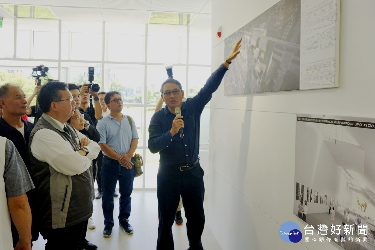「桃園市立美術館興建工程」招標說明會後,設計師石昭永建築師向桃園市長鄭文燦說明設計概念。