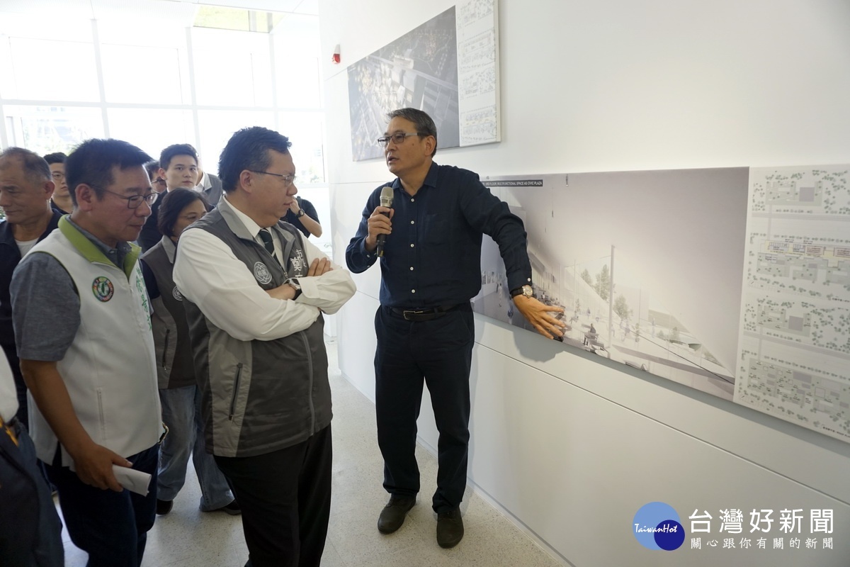 「桃園市立美術館興建工程」招標說明會後,設計師石昭永建築師向桃園市長鄭文燦說明設計概念。