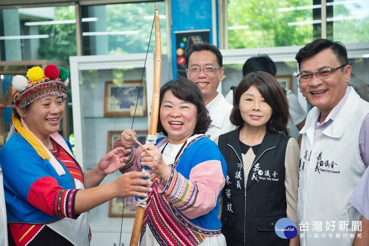 黃敏惠身穿鄒族傳統女性服飾出席，並嘗試拉弓，體驗原住民族的傳統文化／嘉義市府提供