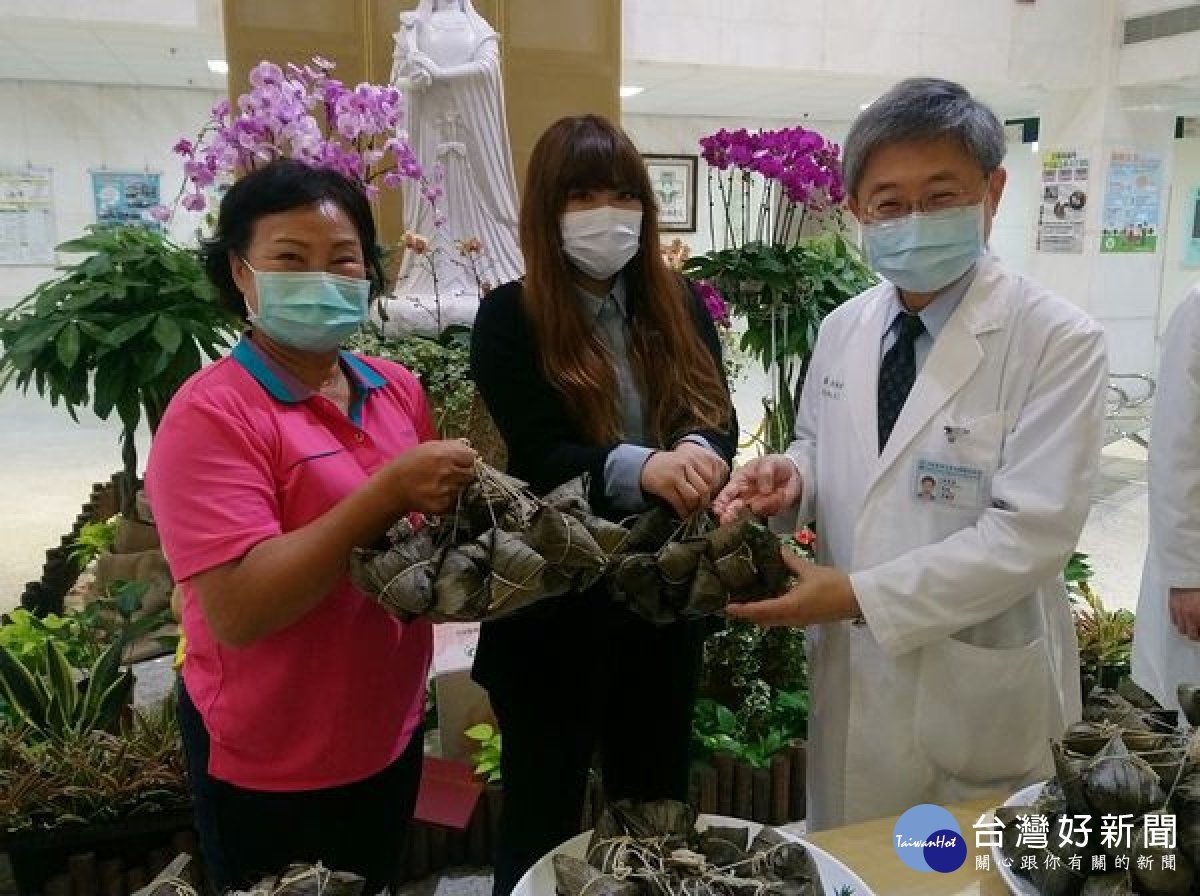 北港年豐碾米廠董事長吳錦銘為感念媽祖醫院防疫期間守護鄉親健康,特與揚信商行蔡碧聰及善士林碧鈴贈送媽祖醫院及鄉親應節粽子,慶賀佳節健康吃粽。